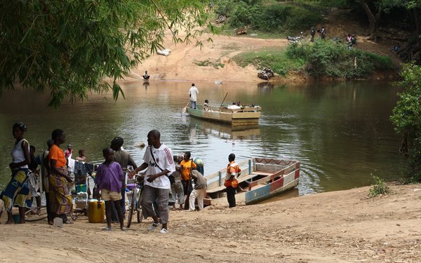 Displaced people crossing the border from Ivory Coast to Liberia - March 2011