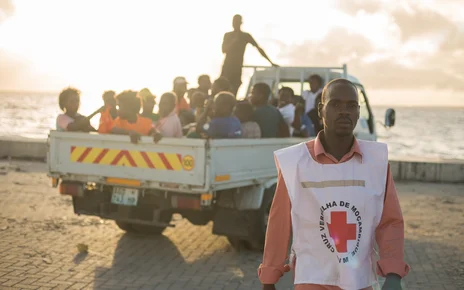 Mozambique Red Cross volunteers help Buzi evacuees to board a truck at Beira port taking them to an accomodation cente